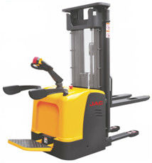 中国 CDDR15 1.5トンの電気スタッカーのトラックの乗馬のタイプ2.5m - 5.6mの上昇の高さ 輸出国